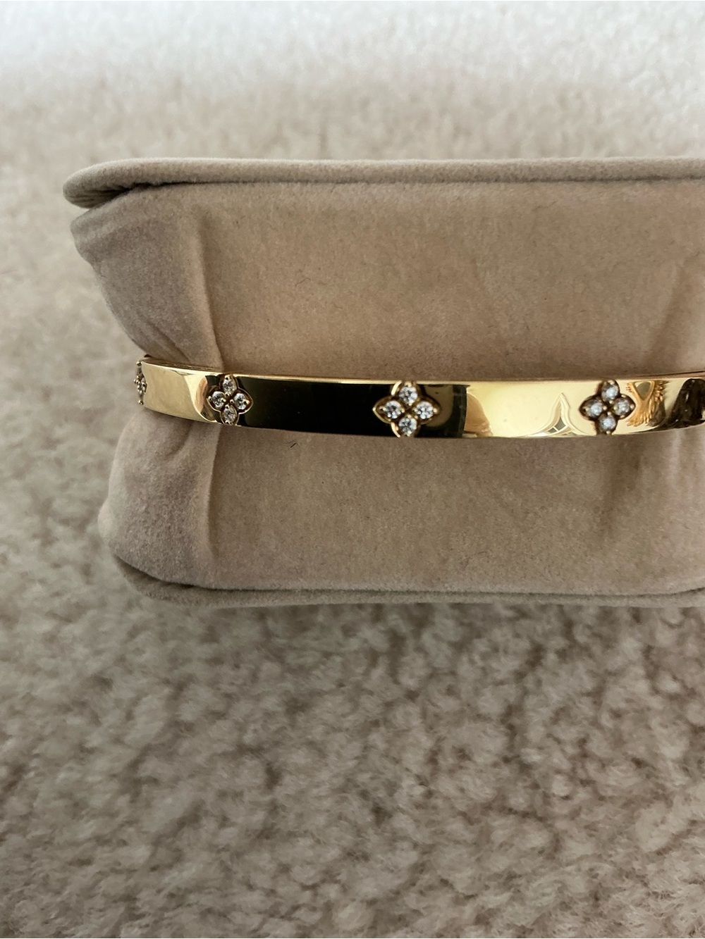 STUNNING ROBERTO COIN 18K GOLD LOVE IN VERONA DIAMOND FLORAL BANGLE BRACELET - Picture 7 of 16
